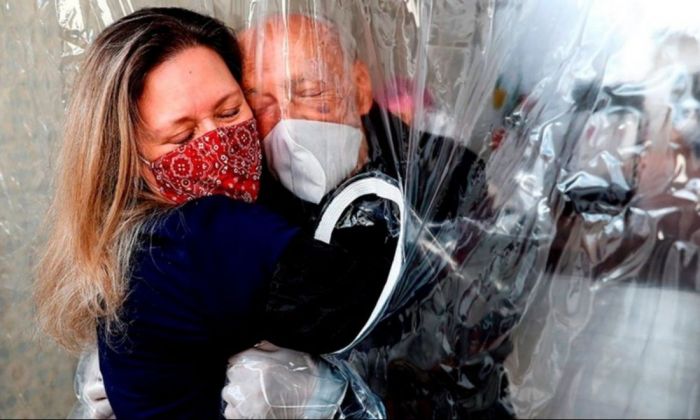 El abrazo entre una hija y su padre enfermo de coronavirus recorre el mundo