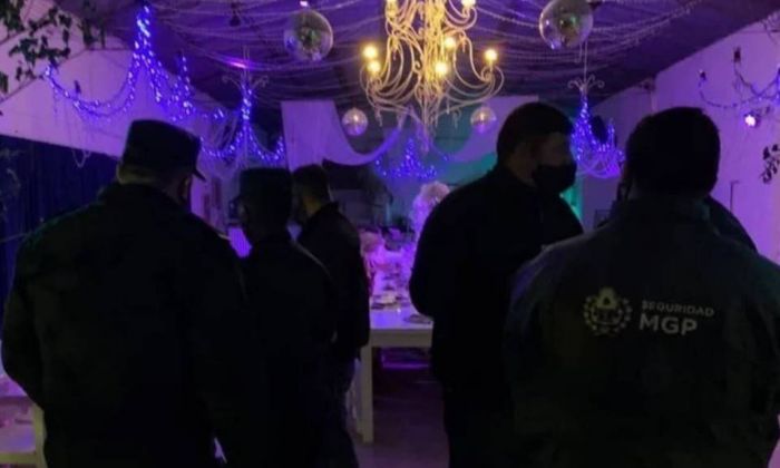 Allanaron una fiesta swinger y confunden a policías con strippers