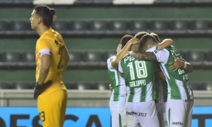 Banfield goleó y es finalista