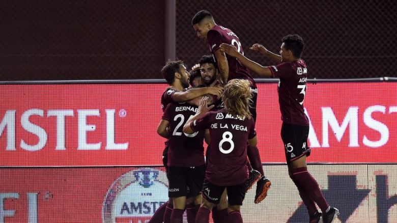 Lanús goleó y es finalista