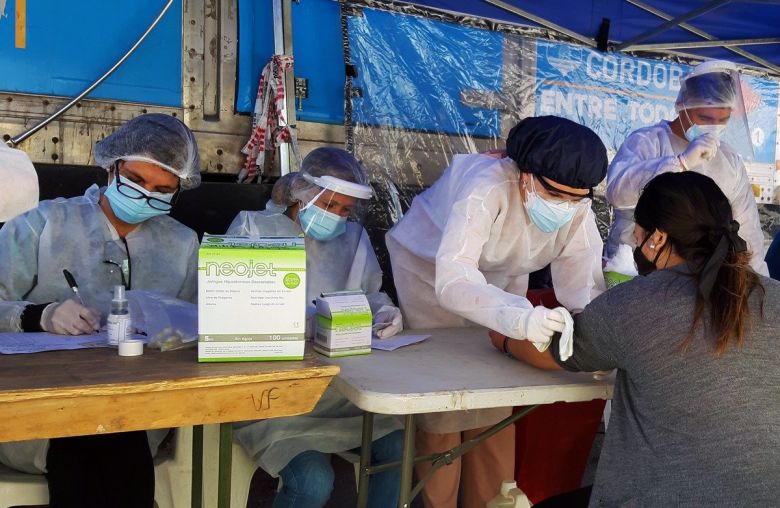 Convocarán a más voluntarios ante el aumento de la cantidad de días de testeos