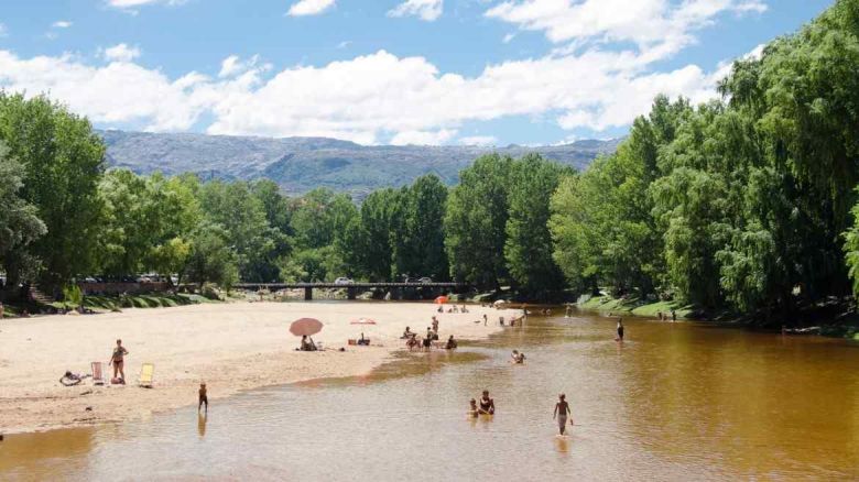 Recomiendan mantener el distanciamiento y el uso de barbijo para disfrutar de piletas, ríos y mares