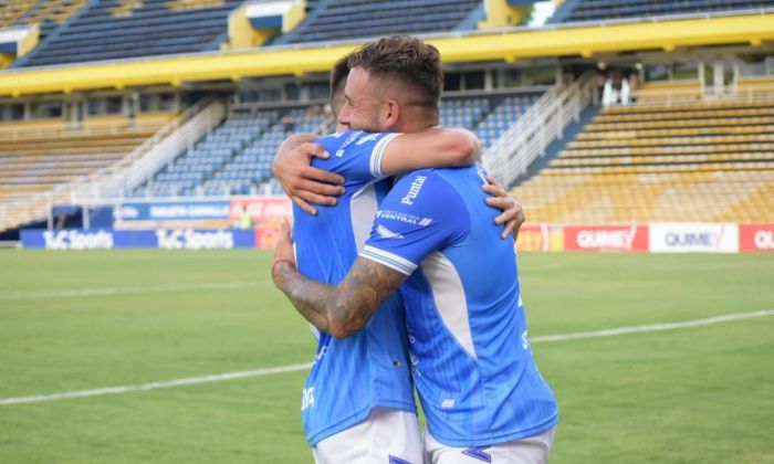 Estudiantes se abraza a otra final