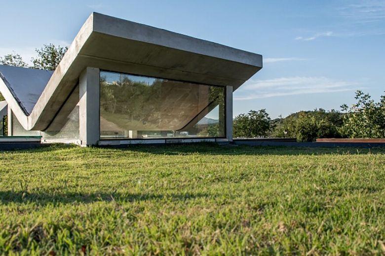 Diseñan una casa que está bajo tierra entre las sierras (y tiene luz natural)