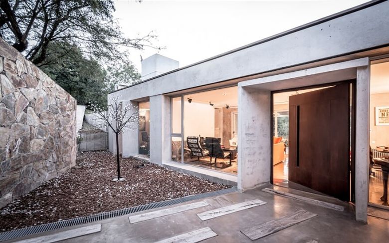 Diseñan una casa que está bajo tierra entre las sierras (y tiene luz natural)