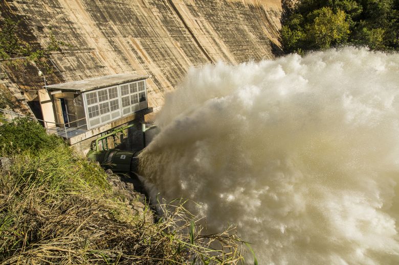 Se abrieron las válvulas en el dique San Roque