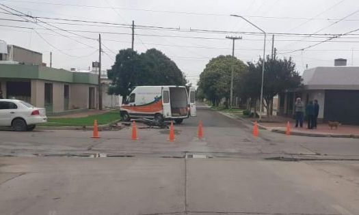 Un herido con graves lesiones en un siniestro vial en el barrio Alberdi