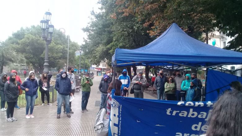 Con críticas a la empresa de transporte, se realizó una radio abierta en plaza Roca