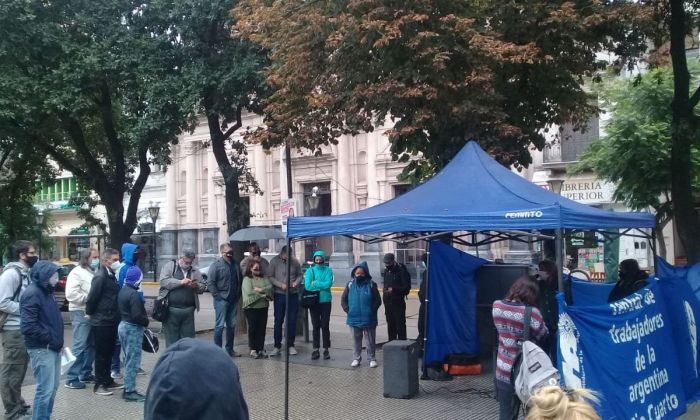 Con críticas a la empresa de transporte, se realizó una radio abierta en plaza Roca