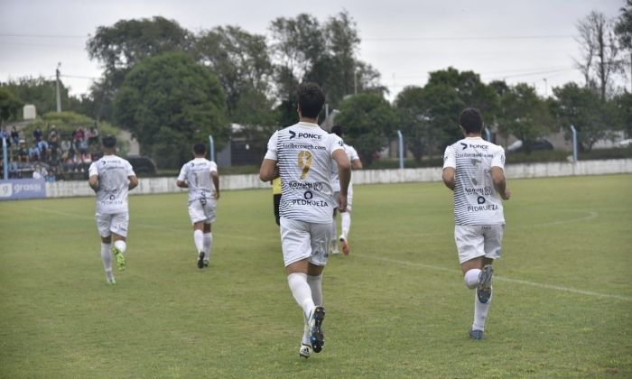 Atenas se quedó con los tres puntos en su casa