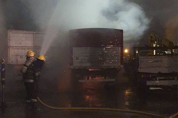 Se prendió fuego un camión en un estacionamiento