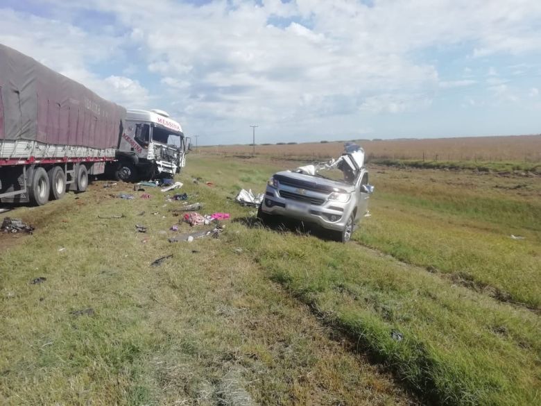 Fallecieron dos personas por el choque entre una camioneta y un camión cerca de Washington