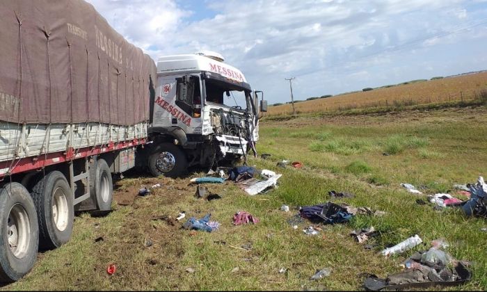 Fallecieron dos personas por el choque entre una camioneta y un camión cerca de Washington