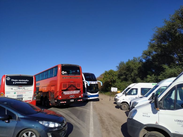 Transportistas turísticos y agencias de viaje cortaron las rutas A005 y 8 en protesta por la falta de trabajo 