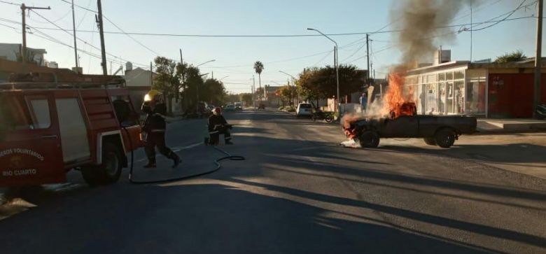 Incendio de una camioneta en barrio Castelli