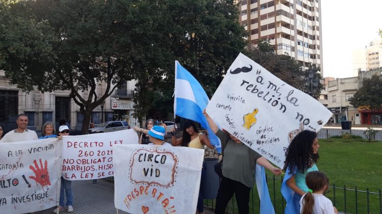 La marcha contra las restricciones en el país tuvo en Río Cuarto presencia minúscula pero desafiante