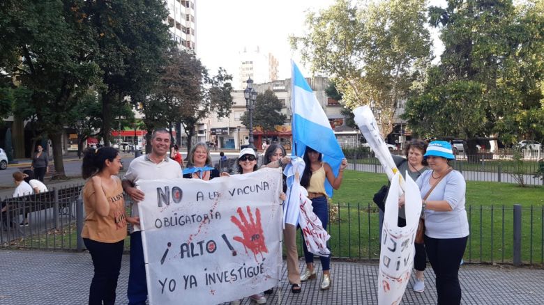 La marcha contra las restricciones en el país tuvo en Río Cuarto presencia minúscula pero desafiante