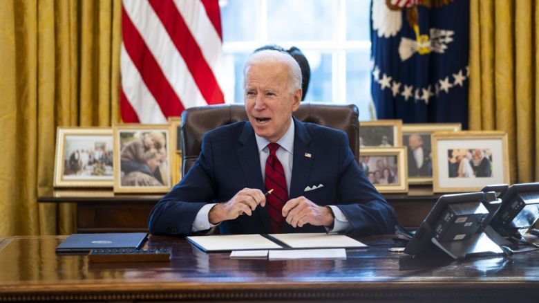 A un paso de alcanzar su meta de vacunación, Biden busca redoblar la inmunización