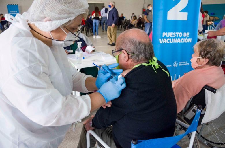 Confirman que continuará la vacunación contra el Covid 19 para mayores de 70 años