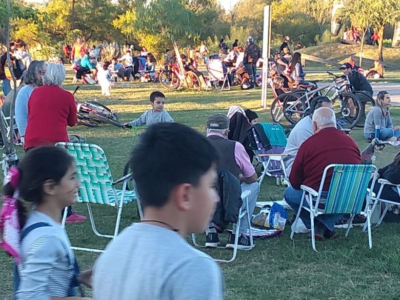 Miles de personas disfrutaron de los espacios verdes en un domingo agradable