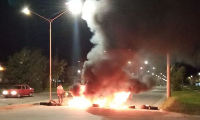 Vecinos quemaron gomas a modo de protesta por los disturbios de las hordas de motos 