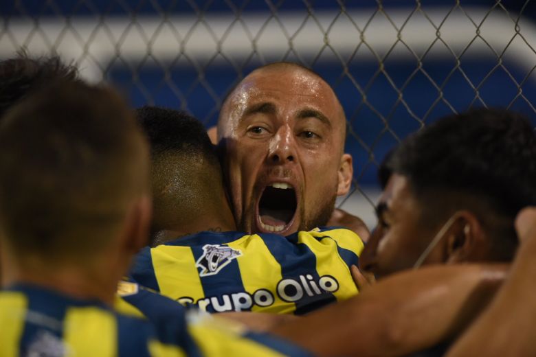 Boca clasificó y Central ganó el clásico