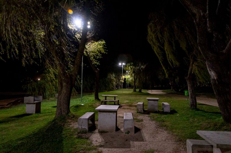 Colocaron más de 200 nuevas luminarias LED en la Costanera Sur