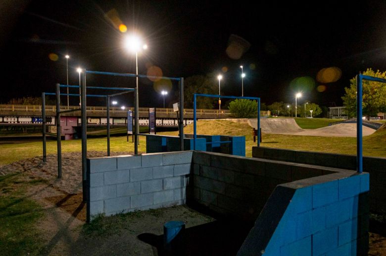 Colocaron más de 200 nuevas luminarias LED en la Costanera Sur