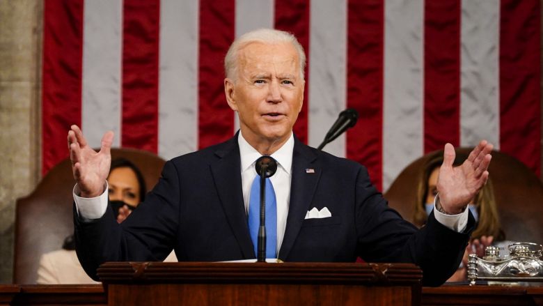 Biden anuló una regla de Trump y devolvió la protección de salud a gays y transgénero