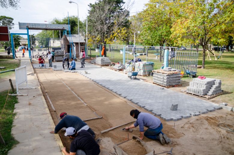 Pavimento articulado y nuevas luminarias en el Polideportivo 2