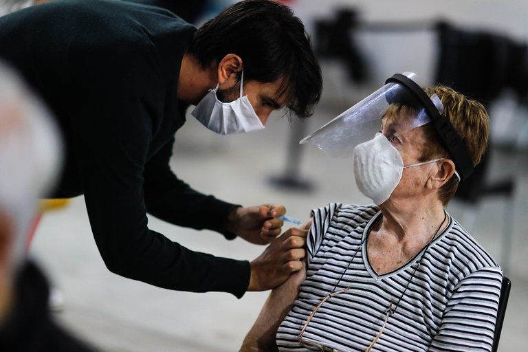 Por la lentitud de la campaña de vacunación, la Argentina es el cuarto país con mayor cantidad de nuevos contagios