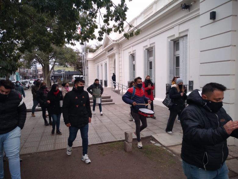 Peluqueros protestaron frente al Concejo Deliberante y pidieron volver a trabajar 