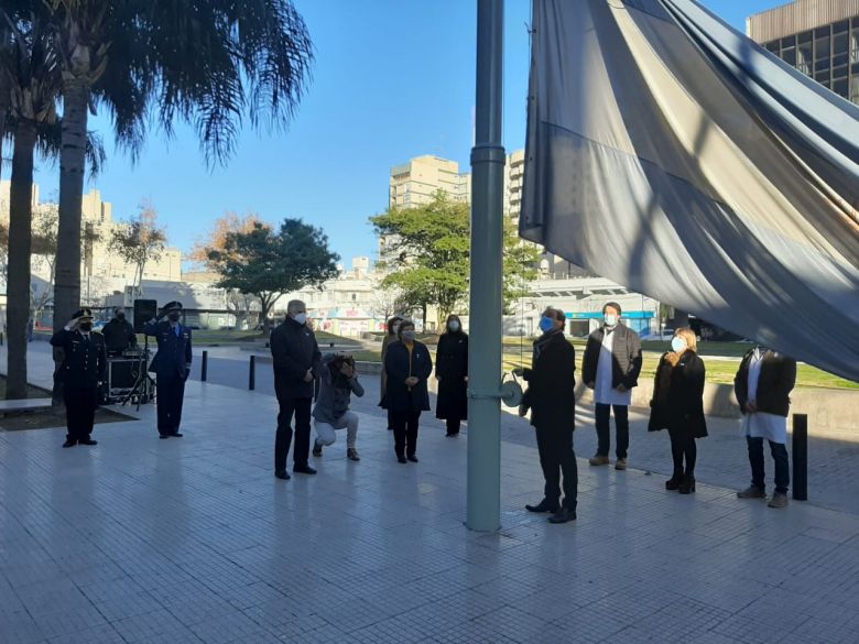 Día de la Bandera: el Municipio realizó un homenaje al personal de la salud