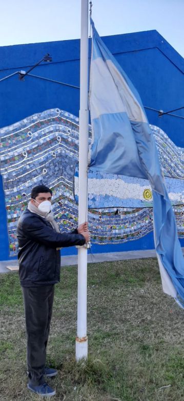 Día de la Bandera: el Municipio realizó un homenaje al personal de la salud