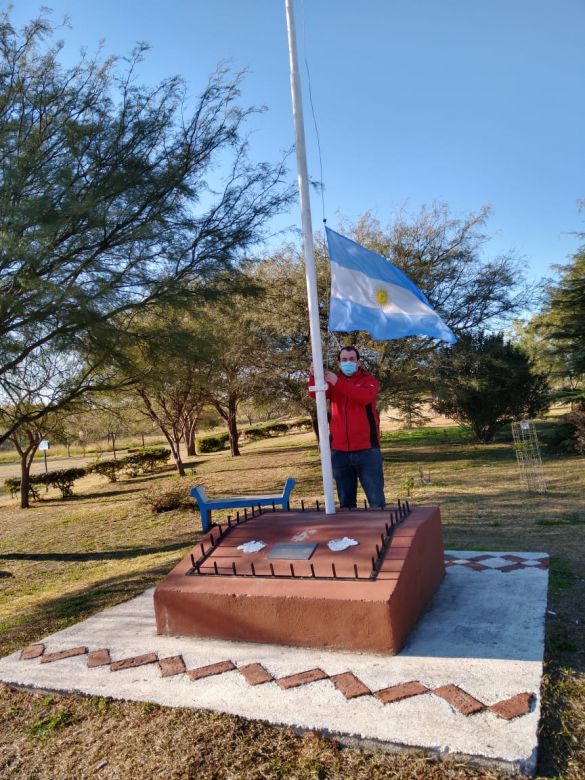 Día de la Bandera: el Municipio realizó un homenaje al personal de la salud