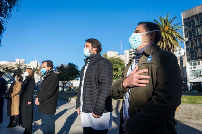 Día de la Bandera: el Municipio realizó un homenaje al personal de la salud