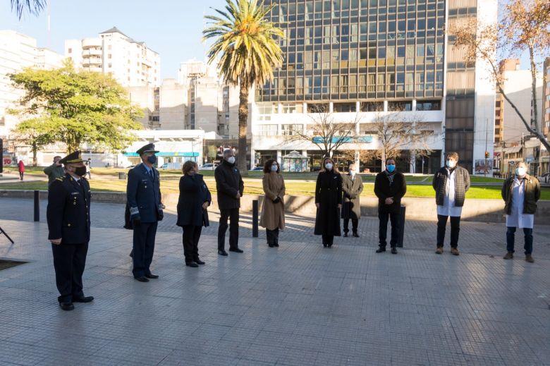 Día de la Bandera: el Municipio realizó un homenaje al personal de la salud