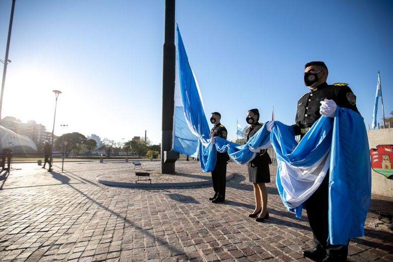 Manuel Calvo encabezó el acto por el Día de la Bandera