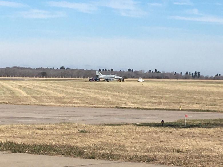 Villa Reynolds, un avión A4 aterrizó en emergencia con un neumático dañado