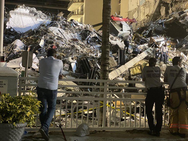 Segundo día de rescate de las víctimas del derrumbe en Miami: al menos 4 muertos y 159 desaparecidos