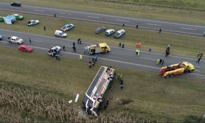 Volcó un micro en la ruta 2: hay dos muertos y más de 40 heridos