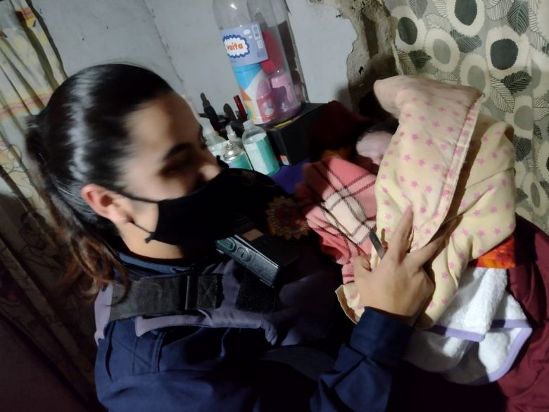 Policías asistieron a una mujer que dio a luz a una niña