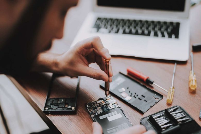 Tiemblan los fabricantes de tecnología: Joe Biden impulsa el derecho a reparar