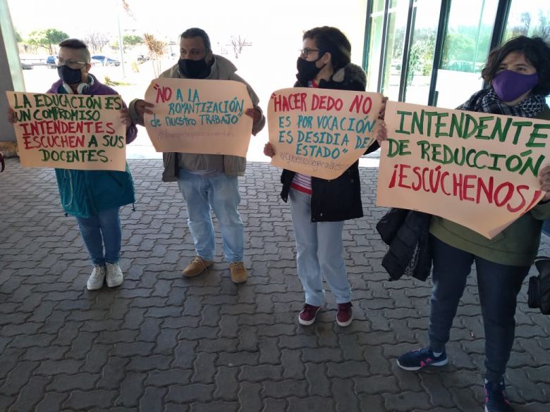 Docentes que viajan a la zona a dar clases protestaron en el Centro Cívico