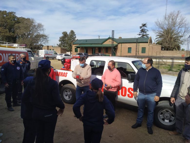 Charras: entregaron una camioneta y un kit de trabajo para bomberos voluntarios