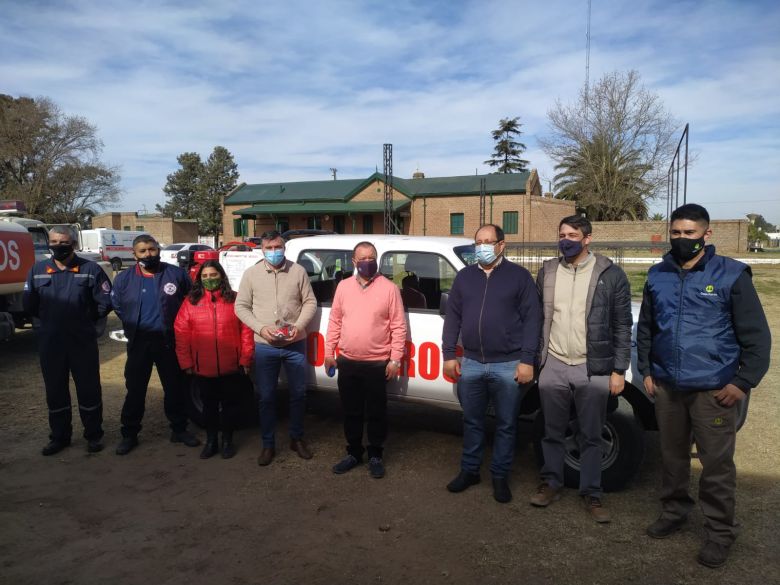 Charras: entregaron una camioneta y un kit de trabajo para bomberos voluntarios