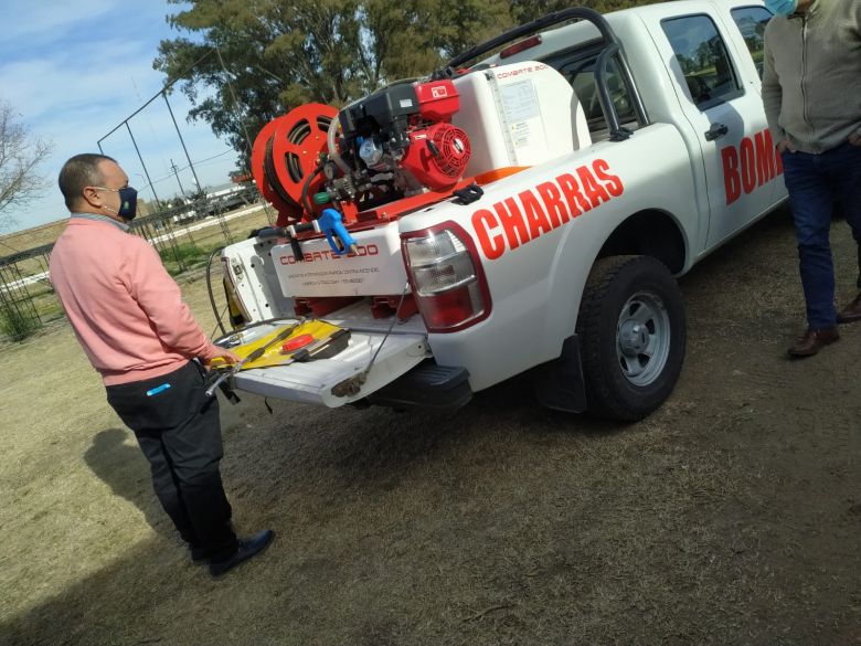 Charras: entregaron una camioneta y un kit de trabajo para bomberos voluntarios