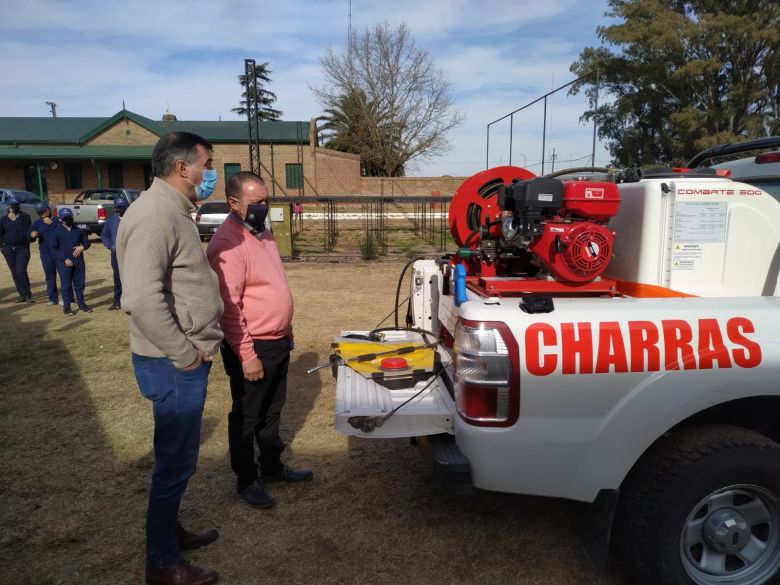 Charras: entregaron una camioneta y un kit de trabajo para bomberos voluntarios