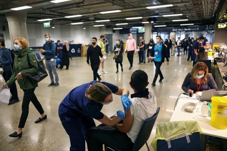 Pfizer anunció que una tercera dosis de su vacuna contra el COVID-19 aumenta hasta 11 veces la protección contra la variante Delta