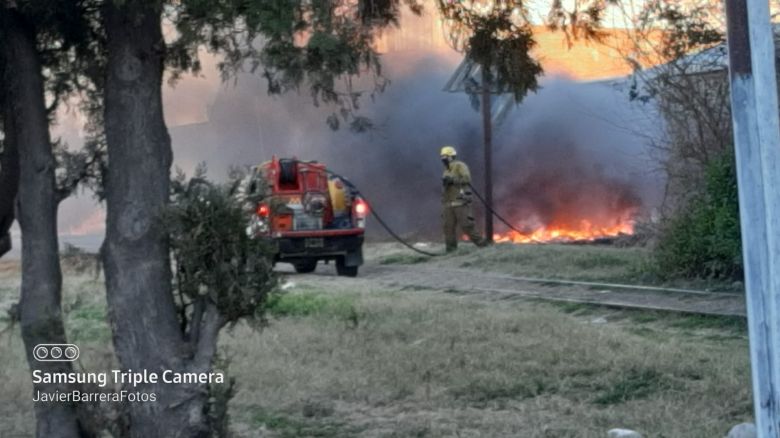 Grave incendio en un depósito de cubiertas de la ciudad